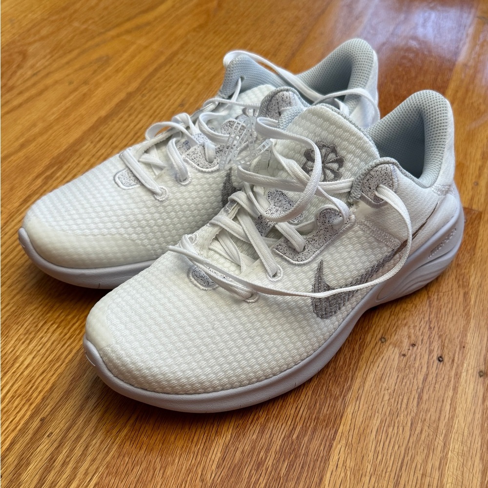 NWOT Nike Flex Experience Run 11 Women's White/Silver Running Shoes 7.5